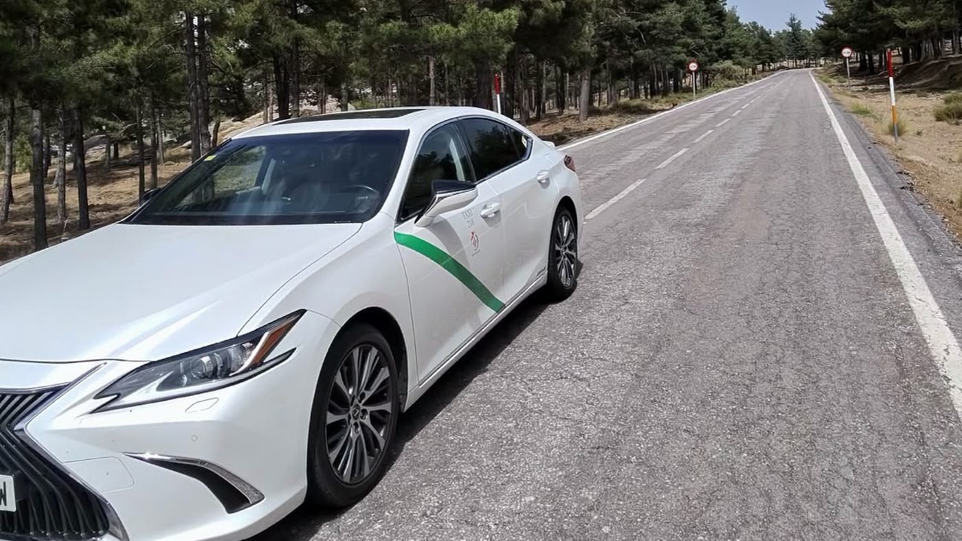 Lexus ES300h hibrido de Granada Private Transfers