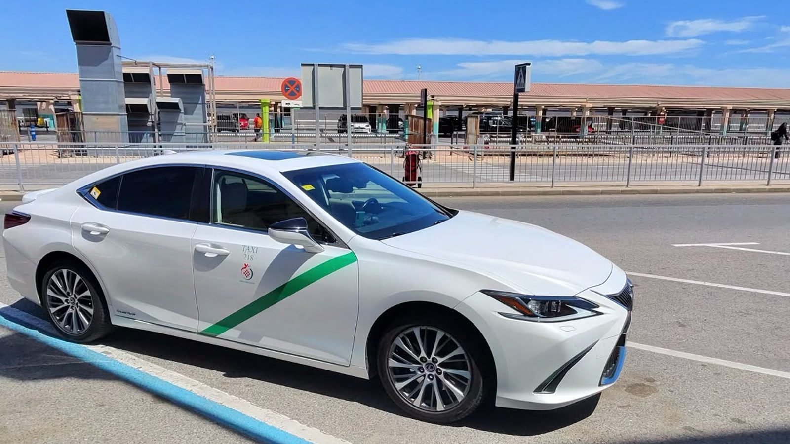 Lexus ES300h esperando en el aeropuerto Federico Garcia Lorca de Granada