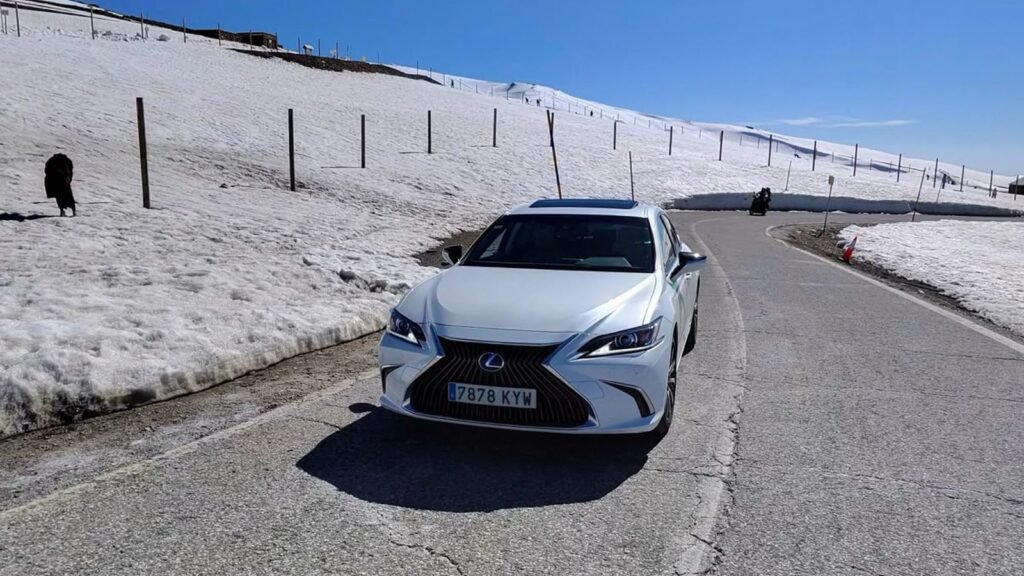 Lexus ES 300h blanco en la carretera de Sierra Nevada, con nieve a los lados