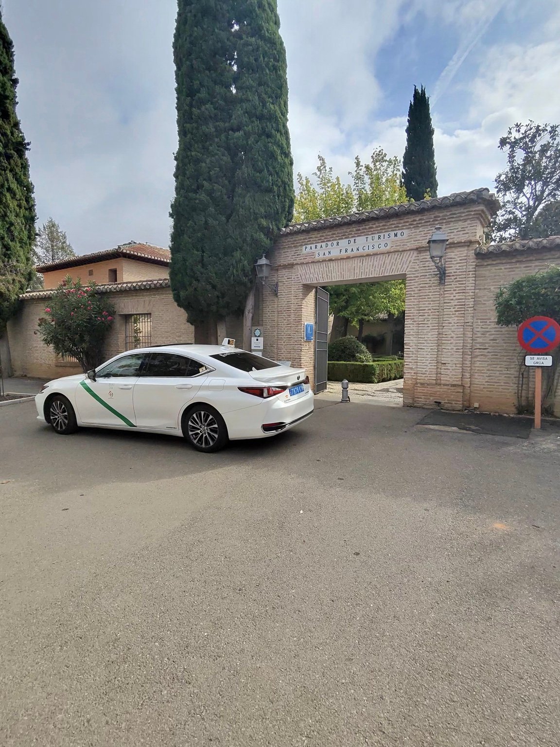 Taxi de Granada Private Transfers junto al Parador de San Francisco en Granada