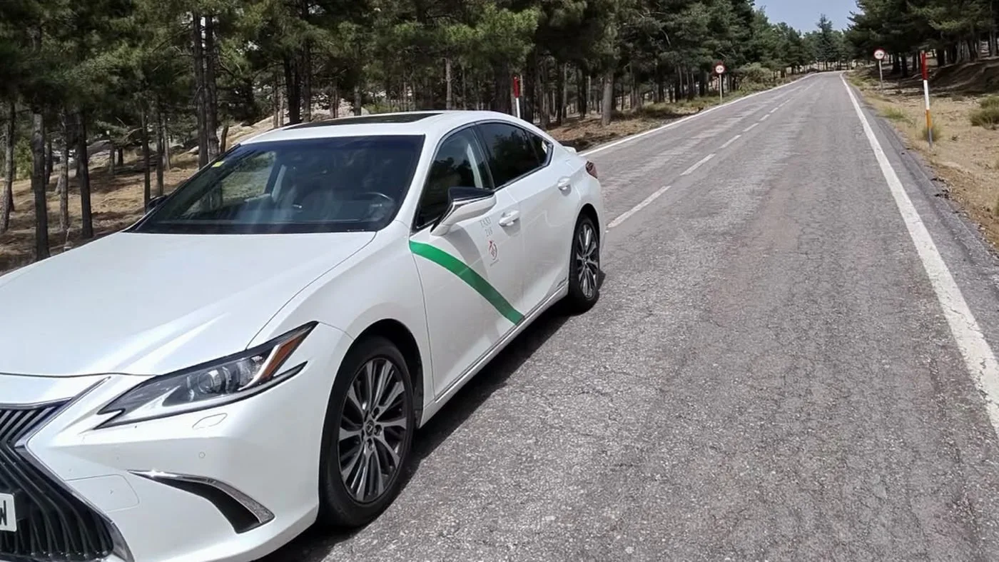 Lexus ES300h hibrido de Granada Private Transfers
