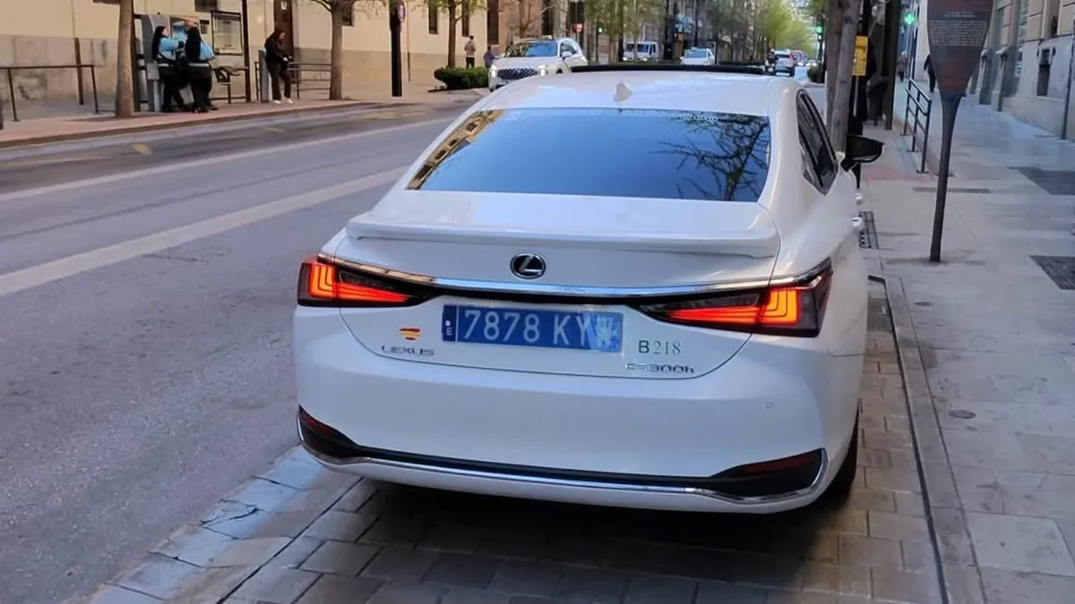 Lexus ES300h de Granada Private Transfers circulando por el centro de Granada